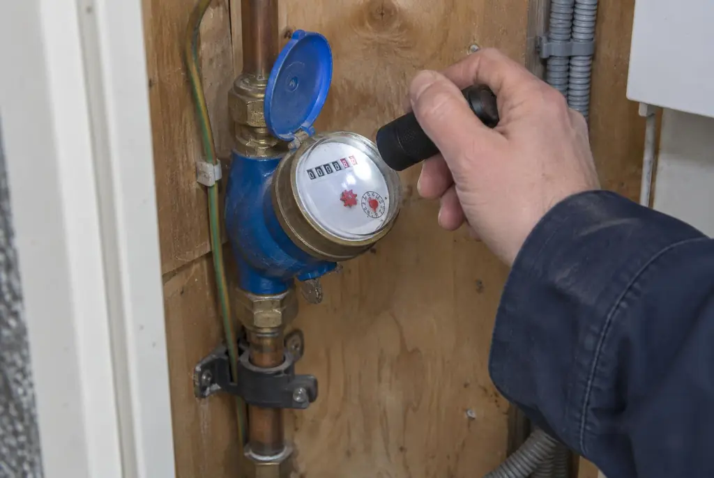 Lekdetectie Volendam – watermeter in de meterkast controleren met een zaklamp